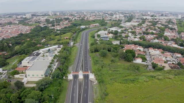 Estrada no portal de entrada da cidade de Itu, S&atilde;o Paulo, Brasil
