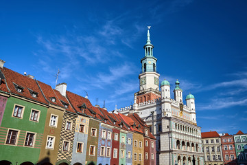 Obraz premium Old market with Renaissance town hall and historic tenements in Poznan.