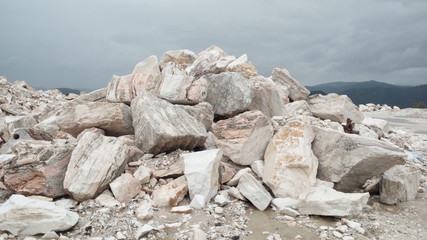 The stones of the marble mountain of different sizes.