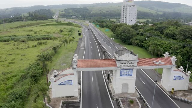 Estrada no portal de entrada da cidade de Itu, S&atilde;o Paulo, Brasil