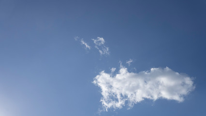 푸른하늘 아래 맑은 구름 한조각