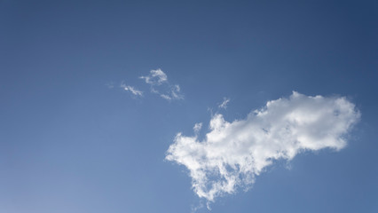 맑은 하늘에 구름 한조각