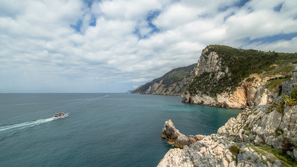 Fototapeta na wymiar Vue sur le golf de Porto Venere, parc national des Cinque Terre, Ligurie.