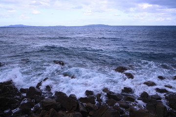 冬の海岸に打ち寄せる波