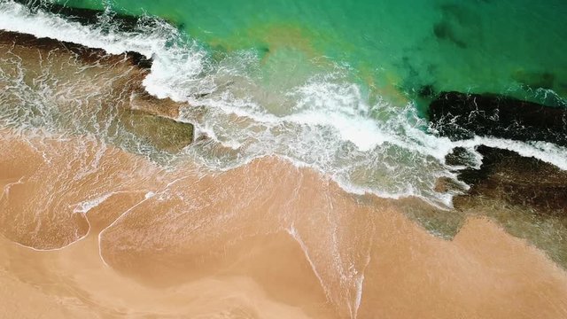 Stand mit Wellen Drohnenaufnahmen von oben