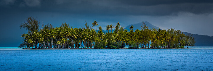 Bezludna wyspa w atolu Raiatea - obrazy, fototapety, plakaty