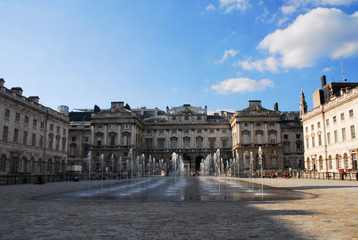 Fototapeta na wymiar Somerset House（サマセット・ハウス）の賑わう噴水 
