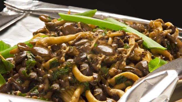 shimeji com manteiga e cebolinha, t&iacute;pico da culin&aacute;ria japonesa