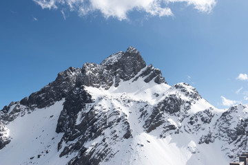 Obraz premium Close up of snow mountain with bright blue sky