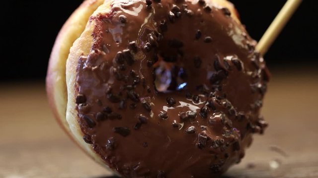 donut de chocolate amargo e branco