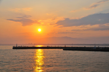Fototapeta na wymiar 江ノ島・片瀬川河口から見た夕景