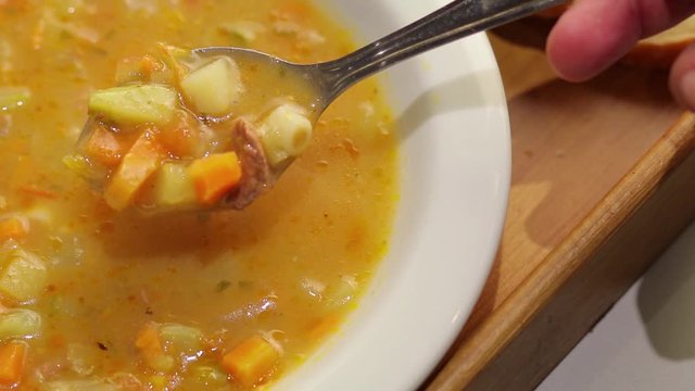 prato de sopa de carne com legumes