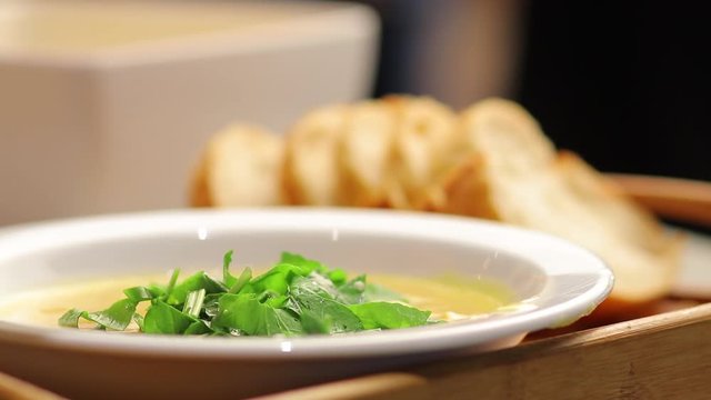 prato de sopa de carne com legumes