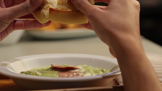 sopa cremosa de espinafre e cebolas
