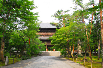 南禅寺の山門と青紅葉
