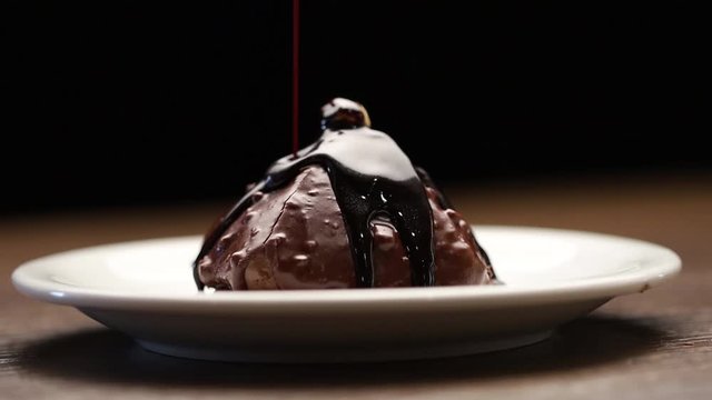 pir&acirc;mide de chocolate com avel&atilde; e calda de chocolate