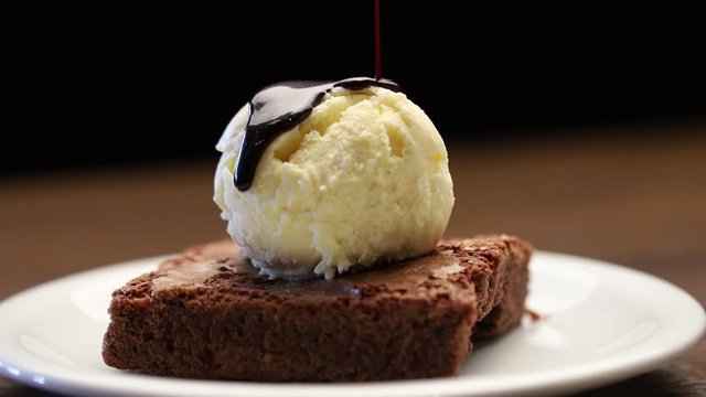 Brownie com sorvete de creme e calda de chocolate