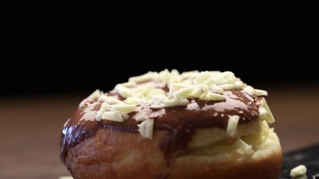 P&atilde;o doce com calda de chocolate e flocos de chocolate branco