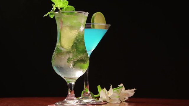 drink de bebida azul com lim&atilde;o