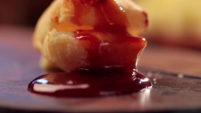 p&atilde;o de queijo com queijo e goiabada, romeu e julieta