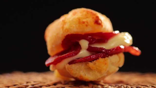 p&atilde;o de queijo com recheio de calabresa e requeij&atilde;o cremoso