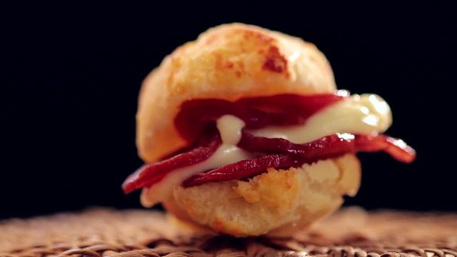 p&atilde;o de queijo com recheio de calabresa e requeij&atilde;o cremoso