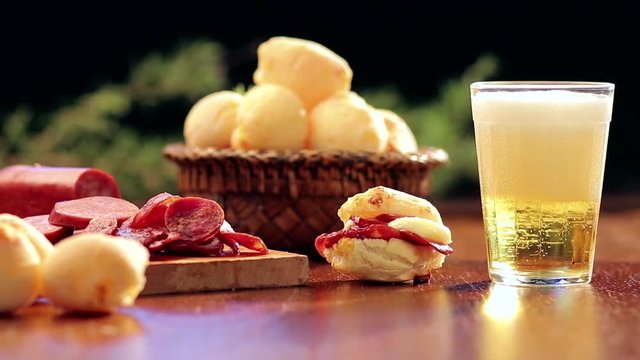 p&atilde;o de queijo com recheio de calabresa e requeij&atilde;o cremoso