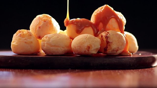 p&atilde;o de queijo com doce de leite
