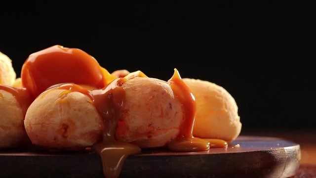 p&atilde;o de queijo com doce de leite