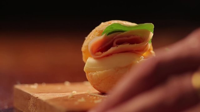 p&atilde;o de queijo recheado com peito de peru, requeij&atilde;o cremoso e r&uacute;cula