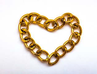 Obraz premium Heart made of gold chain on a white background. Close-up .