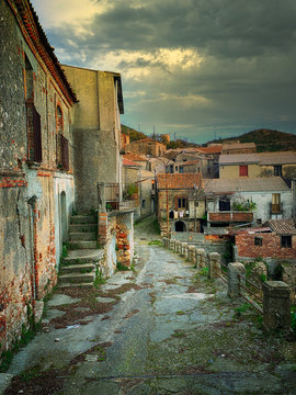 Walk in the ancient abandoned village of Pietrapennata.