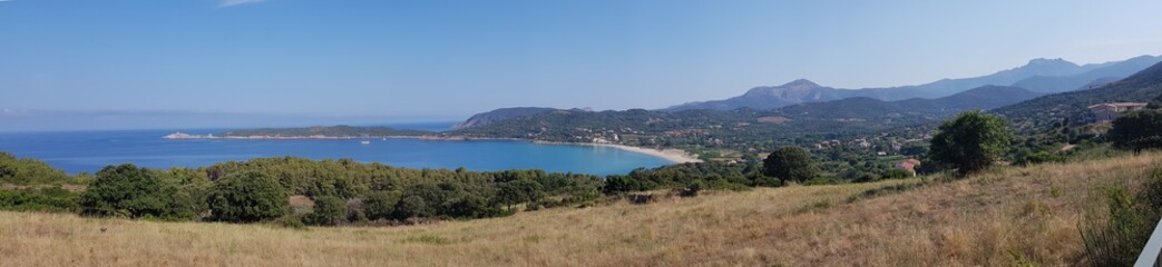 Fototapeta na wymiar Panoramique sur la côte Corse et ses montagnes