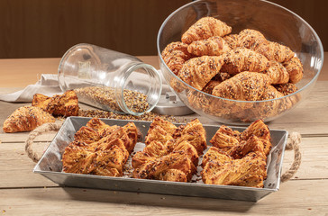  Pastelería, las y cruasán sobre mesa de madera. Pastry, las and croissant on wooden table 