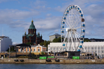 Fototapeta na wymiar Panorama à l'entrée du port d'Helsinki : cathédrale Uspenski et grande roue