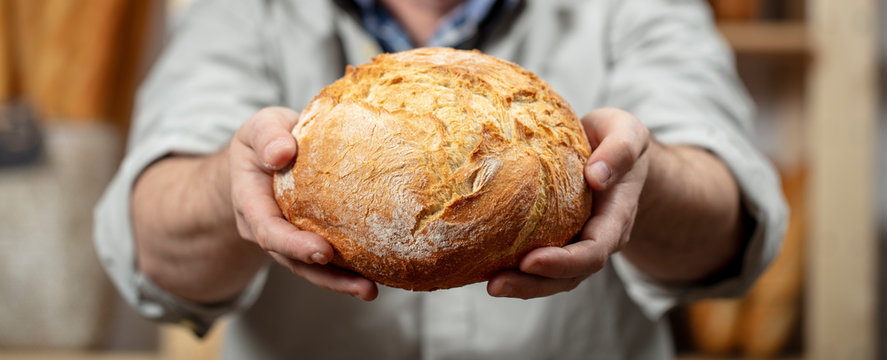 manos con pan artesano. hands with artisan bread.