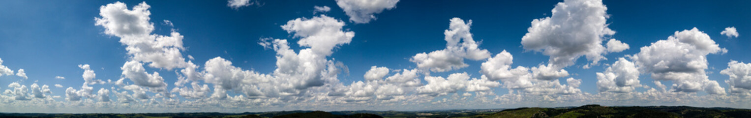 panoramic de nuvens stratus