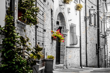 Fototapety  Stara ulica w średniowiecznym mieście we Włoszech