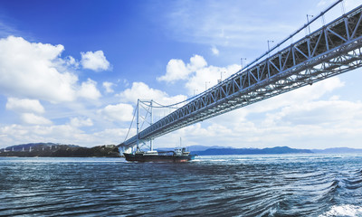 鳴門の渦潮とタンカー船