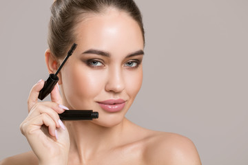 woman doing her makeup eyelashes black mascara