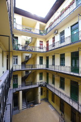 Wnętrze kamienicy w Budapeszcie © moniadk