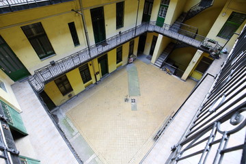 Wnętrze kamienicy w Budapeszcie © moniadk