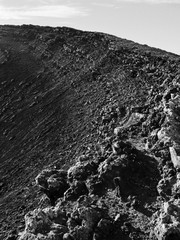 Cráter del volcán en Canarias
