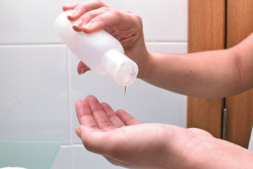 Mujer lavándose las manos y desinfectando de virus y suciedad.