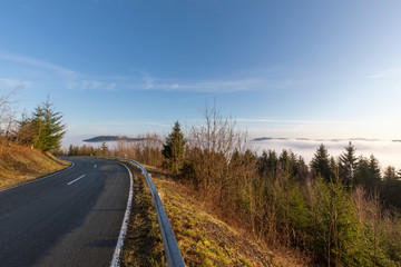 Fototapeta na wymiar Bergstrasse im Sonnenaufgang und Nebel