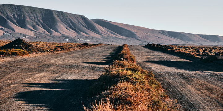 Carretera con vistas volc&aacute;nicas, Famara, Lanzarote, Canarias