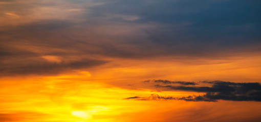 Naklejka premium Beautiful colorful bright sunset sky with orange clouds. Nature sky background. 