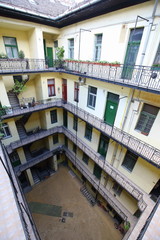 Wnętrze kamienicy w Budapeszcie © moniadk