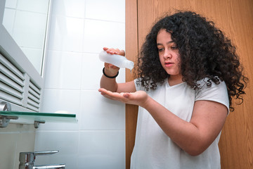 Niña lavándose las manos y desinfectando de virus y suciedad.