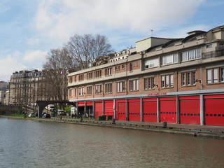 Fototapeta premium La caserne de pompiers Landon, bassin Louis Blanc, Paris